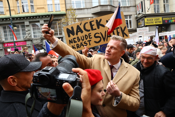 FOTO: Filip Turek byl na Národní třídě v obležení davu. – stránka 5