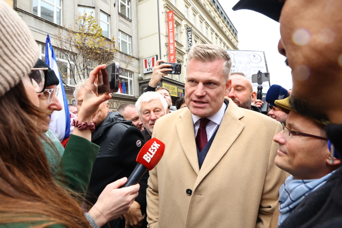 FOTO: Filip Turek dorazil během svátku 17. listopadu na Národní třídu. – stránka 10