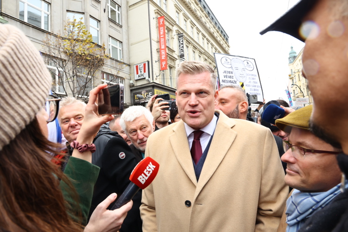 FOTO: Filip Turek byl na Národní třídě v obležení davu. – stránka 9