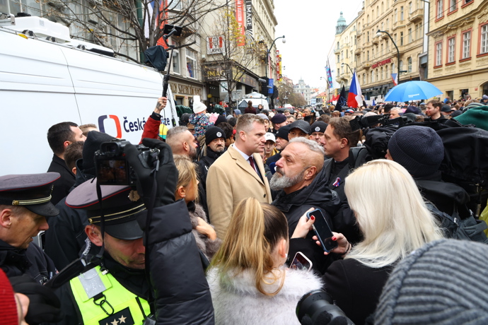 FOTO: Filip Turek byl na Národní třídě v obležení davu. – stránka 6