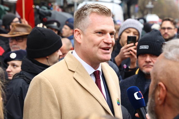 FOTO: Filip Turek byl na Národní třídě v obležení davu. – stránka 7