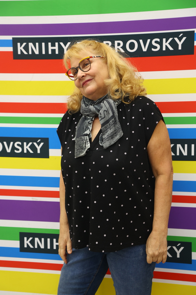 FOTO: Veronika Gajerová dorazila v dobré náladě. – stránka 79