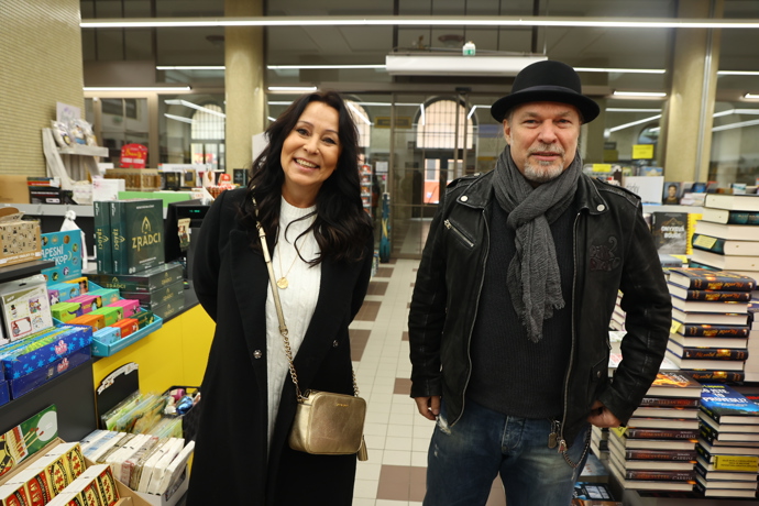 FOTO: Heidi Janků s Petrem Kolářem. – stránka 77