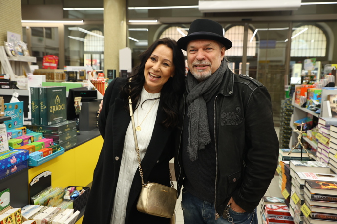 FOTO: Petr Kolář a Heidi Janků měli dobrou náladu. – stránka 75