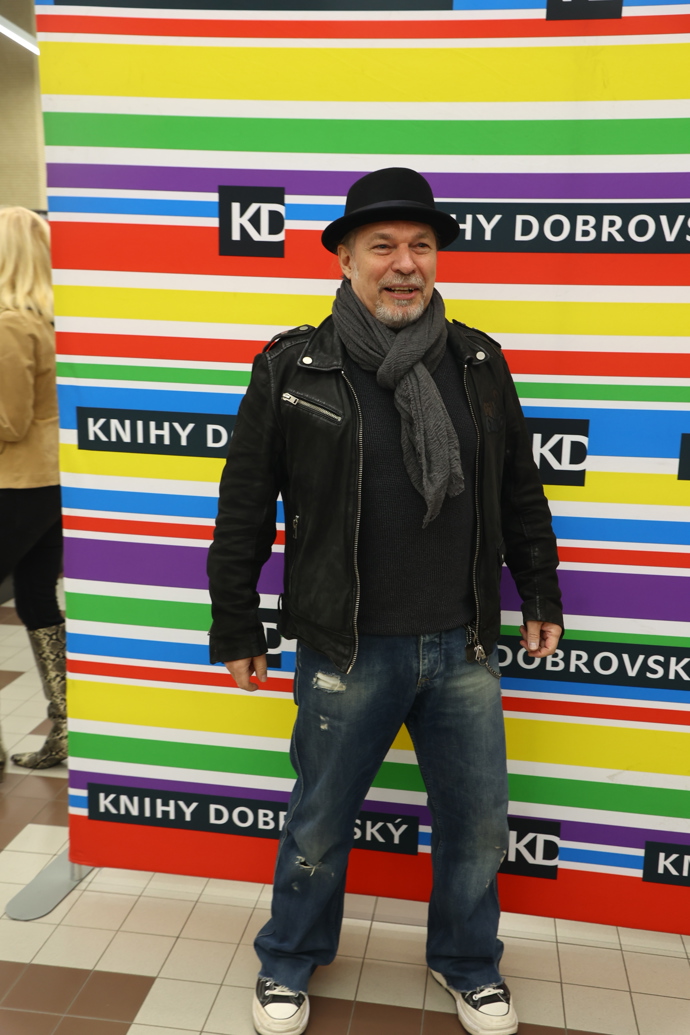 FOTO: Usměvavý Petr Kolář. – stránka 73