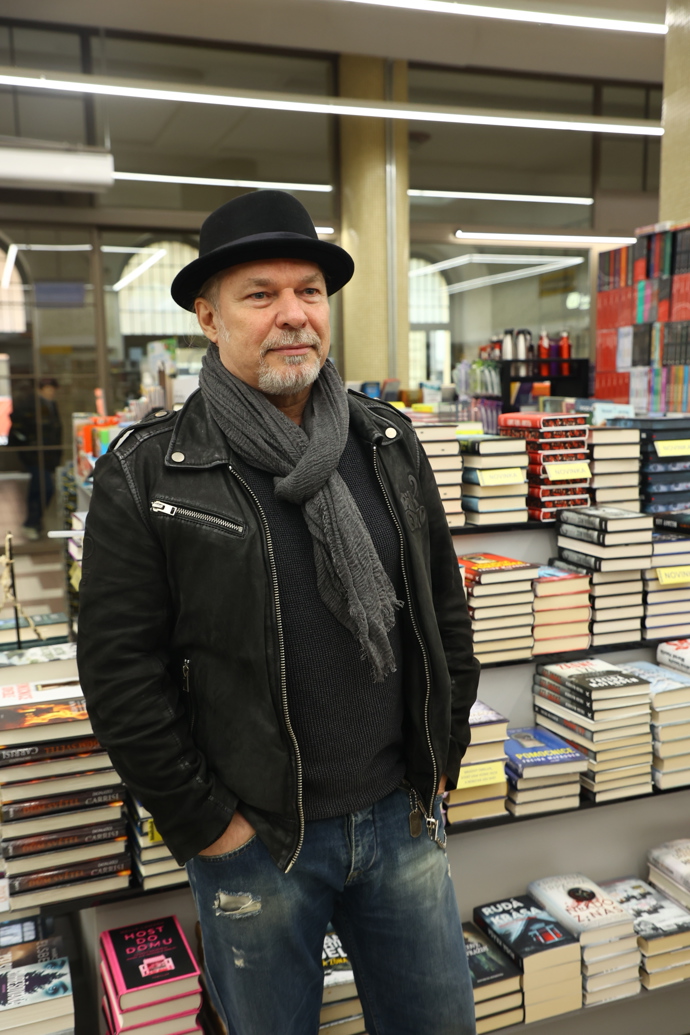 FOTO: Zpěvák Petr Kolář. – stránka 69