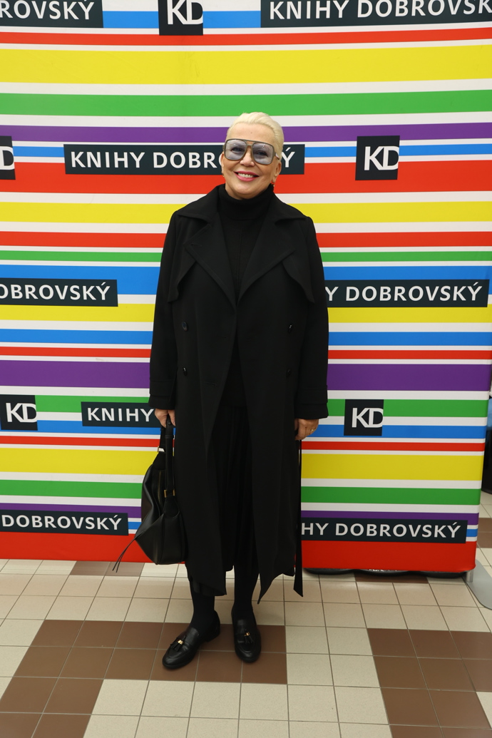 FOTO: Kateřina Kornová byla celá v černé. – stránka 22