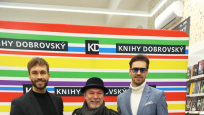 FOTO: Mužové roku Jiří Veselý a Jakub Mádl se zpěvákem Petrem Kolářem.