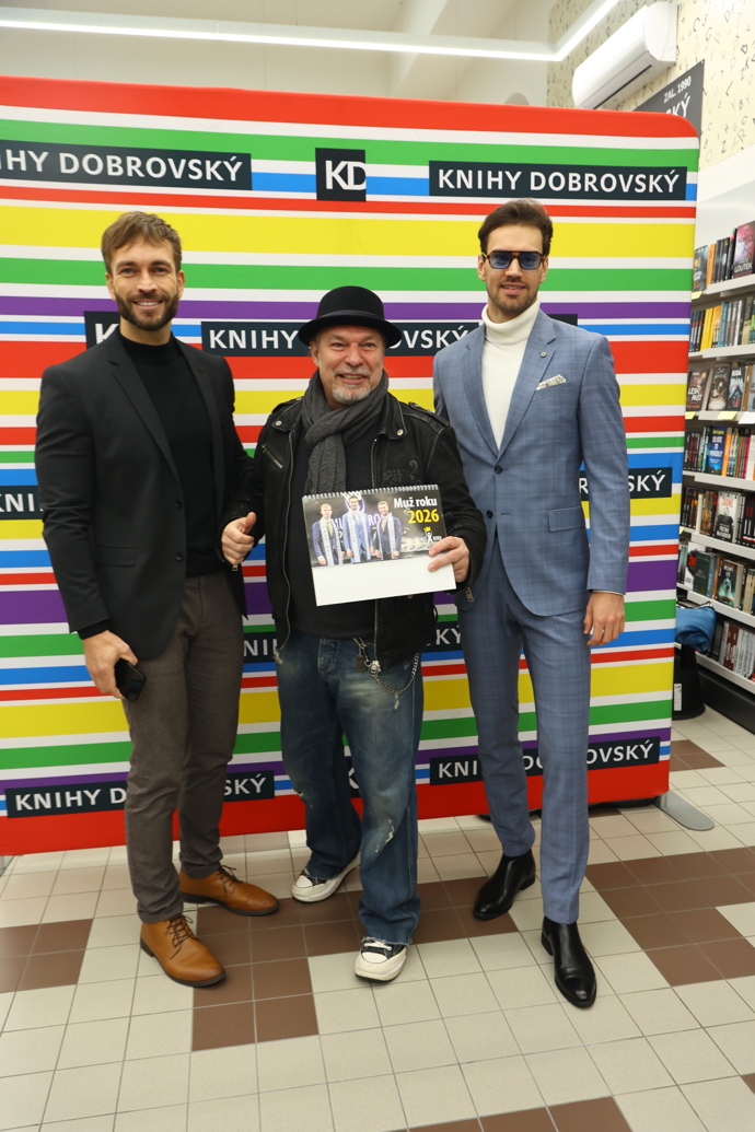 FOTO: Mužové roku Jiří Veselý a Jakub Mádl se zpěvákem Petrem Kolářem. – stránka 55