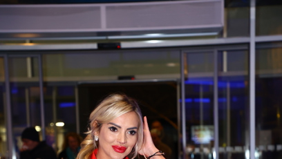 FOTO: Denise Ayverdi v červených šatech vypadala skvěle.