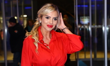 Denise Ayverdi v červených šatech vypadala skvěle.