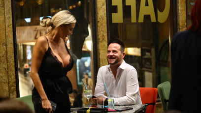 FOTO: Denise Ayverdi ukázala hluboký výstřih.