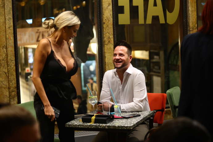 FOTO: Denise Ayverdi ukázala hluboký výstřih. – stránka 11