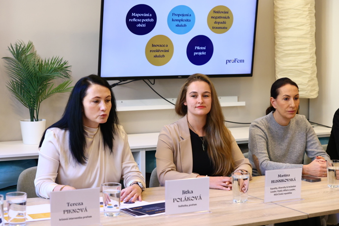 FOTO: Jitka Poláková představuje nový krizový byt pro týrané ženy. – stránka 6