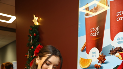 FOTO: Julie Hojdyszová při zdobení perníčků.