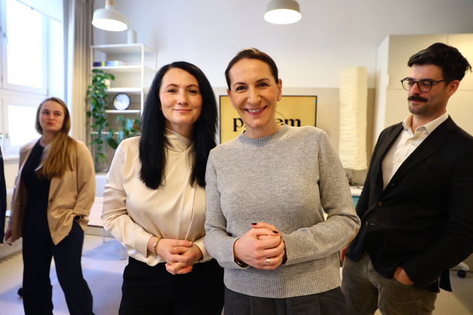 FOTO: Alexandra Udženija a Jitka Poláková představily nový krizový byt. – stránka 3