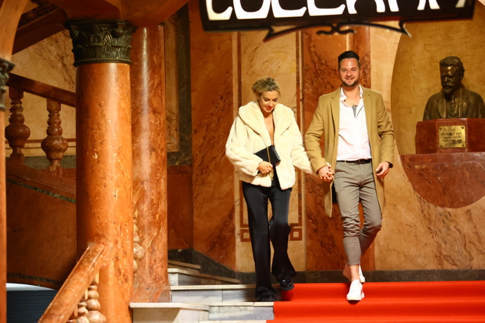 FOTO: Denise Ayverdi při odchodu. – stránka 10