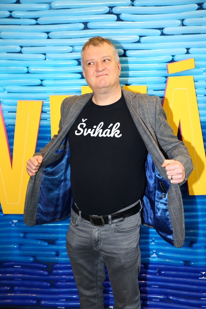 FOTO: Tomáš Jeřábek s tričkem k filmu Šviháci. – stránka 10