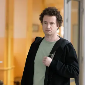 Eddie je uvidí a pochopí, že lásku Adriany nezíská.