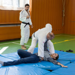 Z Laury se stane dobrovolnice pro ukázku jednoho z chvatů.