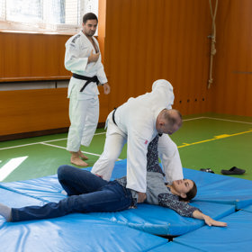 Z Laury se stane dobrovolnice pro ukázku jednoho z chvatů.