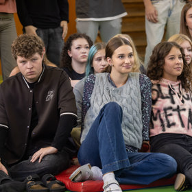 Kolda se stává pro všechny hrozbou. K Lauře je čím dál víc majetnický.