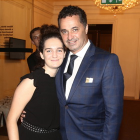 Podle Martina Dejdara se musela Sára v rekordním čase naučit angličtinu, aby zapadla mezi své spolužáky. 