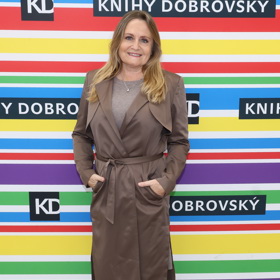 Herečka Regina Řandová nedávno oblékla dokonale podzimní outfit sladěný tón v tónu.