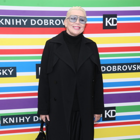 Tu správnou energii celému outfitu dodaly odlišné struktury materiálů i nepřehlédnutelné brýle, které Kateřinu Kornovou rozzářily.