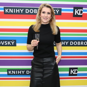 Moderátorka Lenka Špillarová sáhla po černé variantě s knoflíčky.