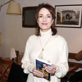 Moderátorka oblékla úpletové šaty s páskem a krajkovými lemy, které spojily pohodlí s romantikou.