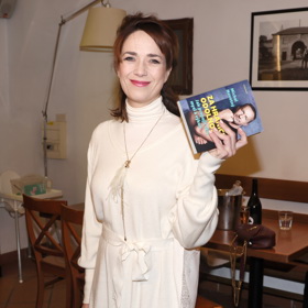 Tereza Kostková na křest knihy fyzioterapeuta Michala Novotného zvolila mladistvý zimní outfit.