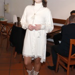 Pod šaty Tereza Kostková navrstvila rolák ve stejné barvě a vše doplnila kotníčkovými šněrovanými botami, aby jí nohy zůstaly v teple.