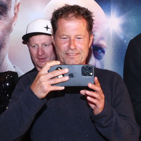 Hvězdný Til Schweiger na premiéře filmu Neporazitelní.