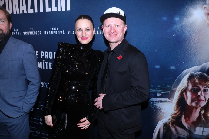 FOTO: Natalia Germani s kolegou Ladislavem Hamplem na premiéře filmu Neporazitelní. – stránka 2