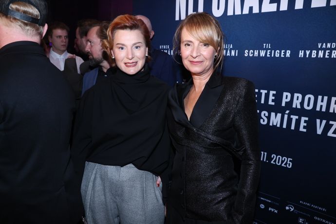 FOTO: Lenka Vlasáková s Lenkou Krobotovou vsadily na černou barvu. – stránka 5