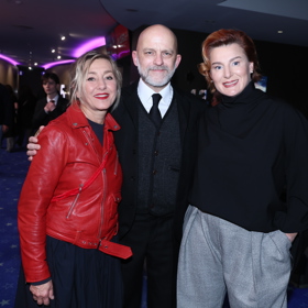 Hynek Čermák po boku známých hereček - Vandy Hybnerové a Lenky Krobotové.