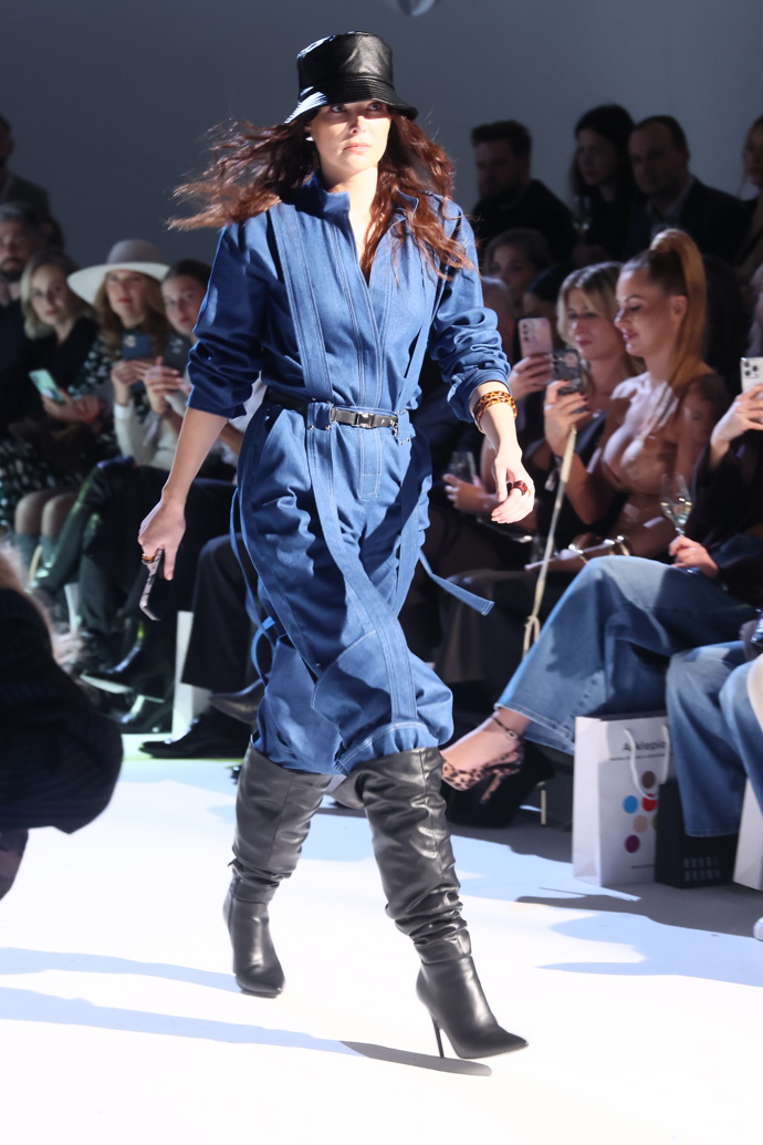 FOTO: Z módní přehlídky Debbie Brown. – stránka 4