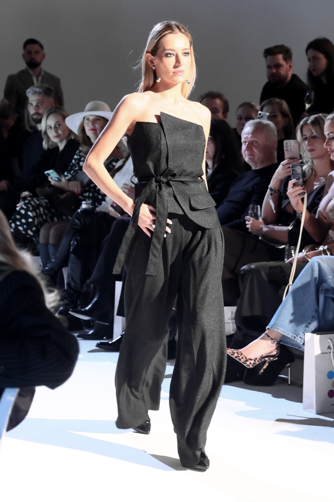 FOTO: Z módní přehlídky Debbie Brown. – stránka 6