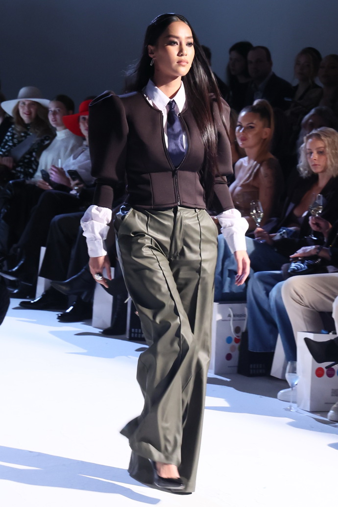 FOTO: Z módní přehlídky Debbie Brown. – stránka 8