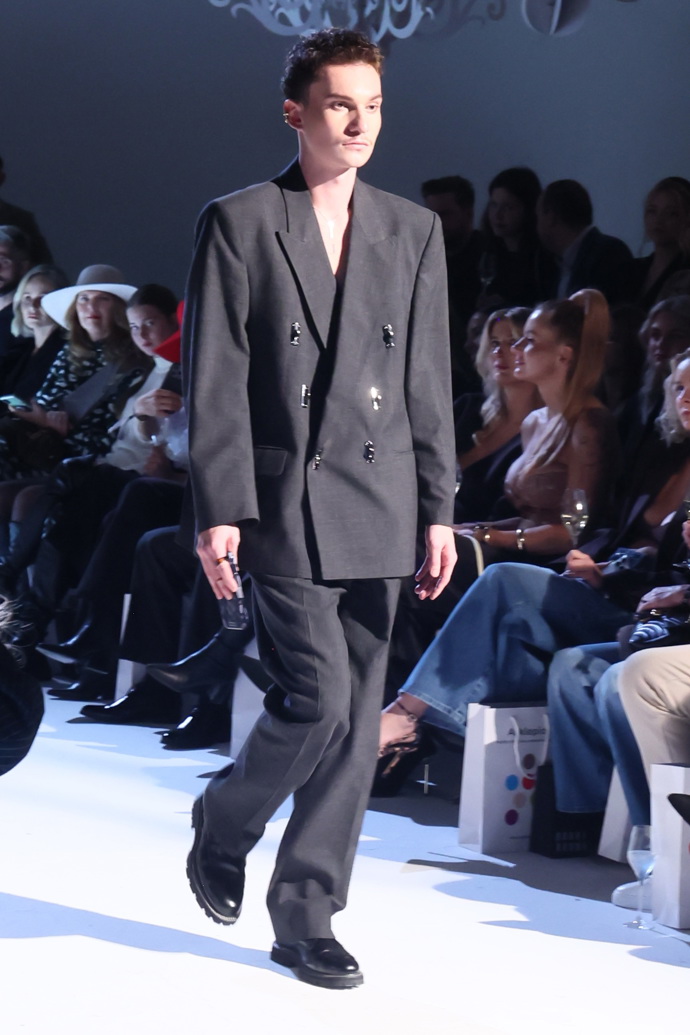 FOTO: Z módní přehlídky Debbie Brown. – stránka 11