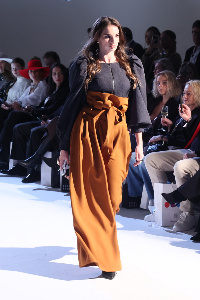 FOTO: Z módní přehlídky Debbie Brown. – stránka 14