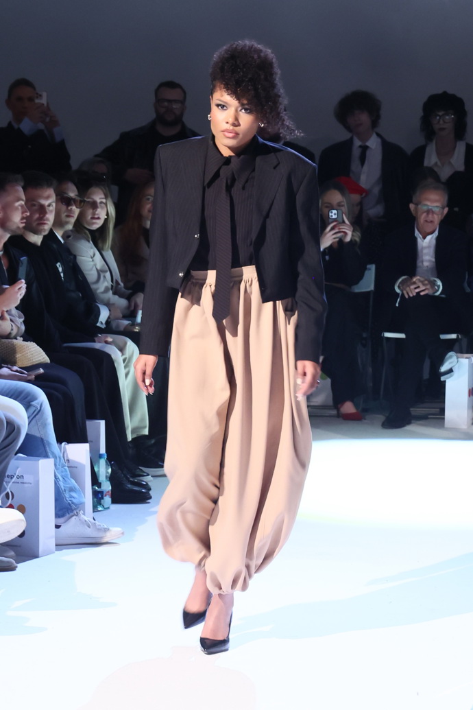 FOTO: Z módní přehlídky Debbie Brown. – stránka 17