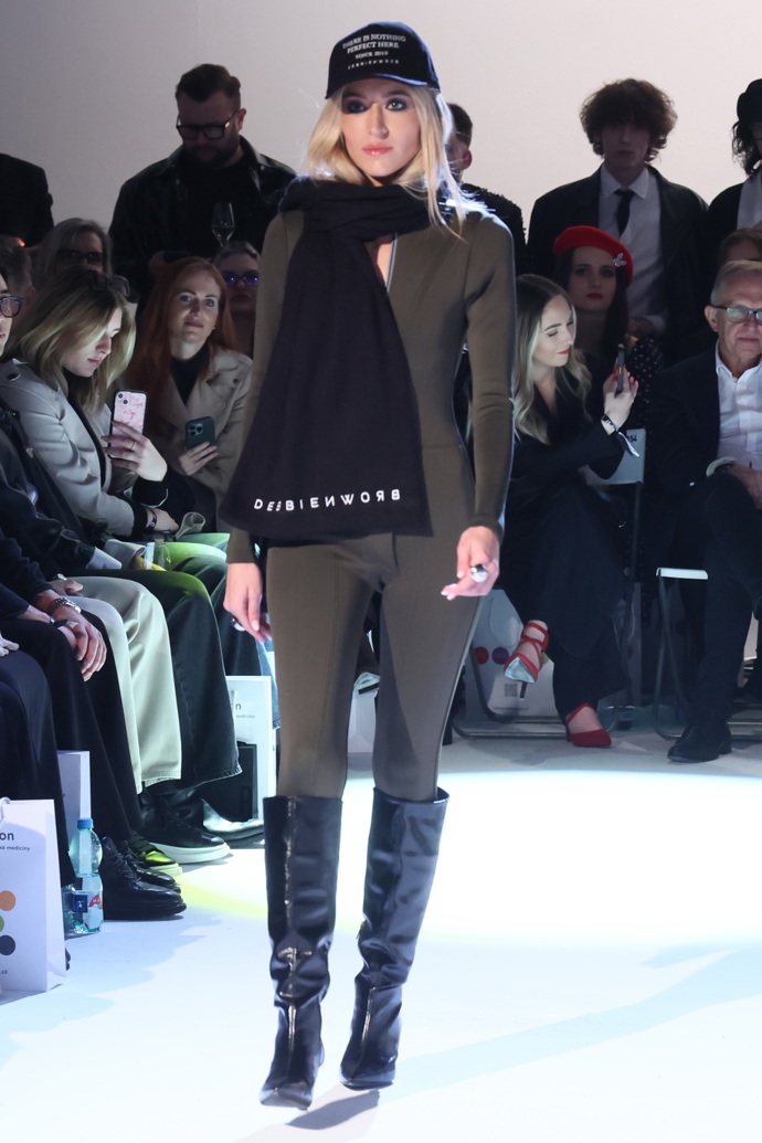 FOTO: Z módní přehlídky Debbie Brown. – stránka 20