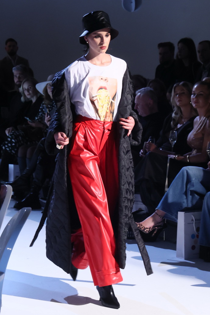 FOTO: Z módní přehlídky Debbie Brown. – stránka 22