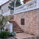 Příchod k domu Milana a Dany Drobných