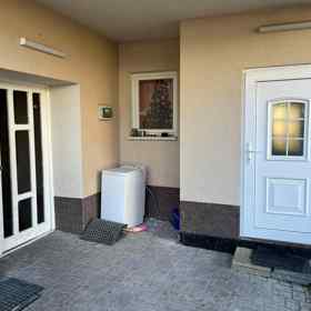 Vstupní dveře do bytové jednotky Karlose Vémoly.