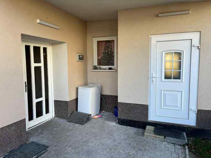 FOTO: Vstupní dveře do bytové jednotky Karlose Vémoly. – stránka 11