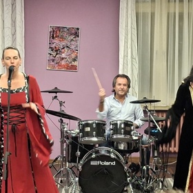 Andor Šándor hraje v kapele na bicí. 