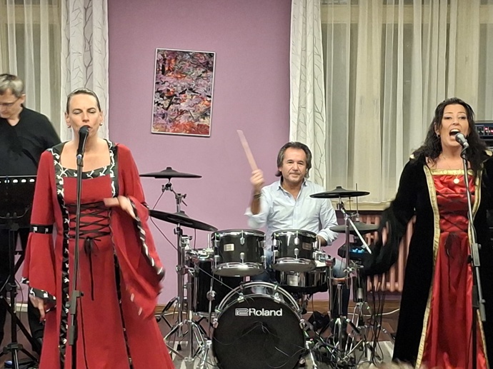 FOTO: Andor Šándor hraje v kapele na bicí. – stránka 2